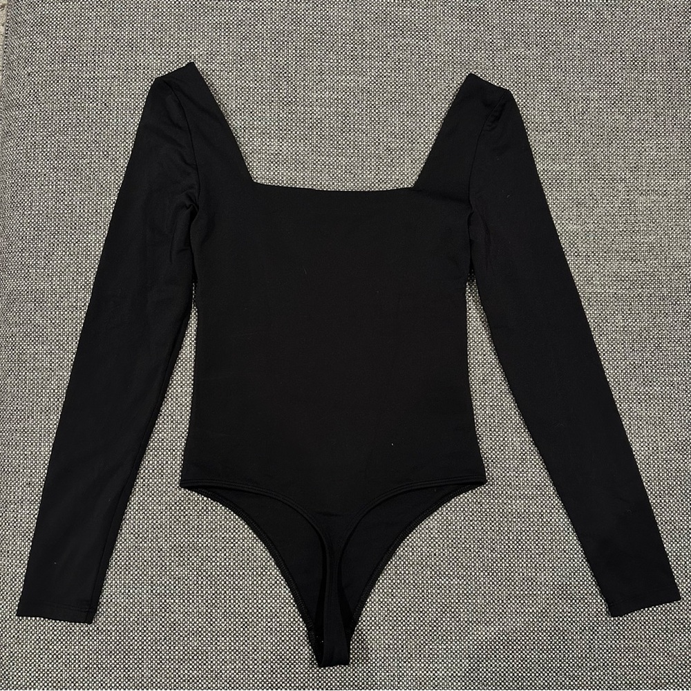 Aritzia - Contour Full Squareneck Longsleeve Bodysuit